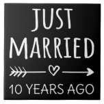 Azulejo De Cerâmica Recem casados 10 Anos Atrás<br><div class="desc">Design bonito, perfeito para qualquer um que está casado há 10 anos e para uma cerimônia de renovação do voto de casamento. Ele faz um excelente combinando roupa para casais! recem casados 10 Anos Atrás, citação de um casal que se casou há 10 anos ou casal renovando votos de casamento...</div>