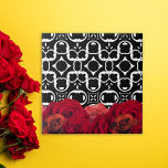 Azulejo De Cerâmica Rosas vermelhas Em Padrão Geométrico Preto E Branc<br><div class="desc">Design decorativo floral elegante com rosas vermelhas em um padrão geométrico preto e branco.</div>