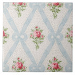 Azulejo De Cerâmica Rosas Victorianas cor-de-rosa com Fita Azul<br><div class="desc">buquês bonito de rosa-rosa-rosa vitoriano com uma estrutura diagonal de fitas azuis pálidas e arcos sobre fundo de casca de ovo macia com pontos sutis de cinza. O design é perfeito e escalável.</div>