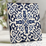 Azulejo De Cerâmica Rustic Blue e White Siciliana Majolica<br><div class="desc">Traga o charme mediterrânico eterno à sua decoração com este azulejo rústico com arabescos florais claros, azuis e brancos. Suas arestas angustiadas e a majolica siciliana pintada à mão sentem que evocam um senso de herança e artesanato artesanal. O design simétrico é perfeito para backsplashes, paredes de sotaque ou criar...</div>