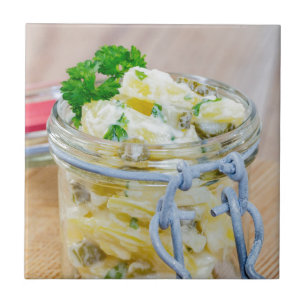 Azulejo De Cerâmica Salada de batata num frasco em madeira