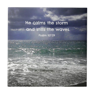 Azulejo De Cerâmica Salmo 107:29 Ele acalma a tempestade e continua a.