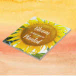 Azulejo De Cerâmica Sangue onde você está plantado girassol amarelo<br><div class="desc">Azulejo cerâmico com a foto de um grande florescimento amarelo de girassol junto com uma citação inspiradora que diz,  "Bloom onde você está Plantado" impresso em branco,  estilizado. Um design floral adorável! Selecione o tamanho do seu azulejo. Faz um presente excelente para a família e os amigos!</div>