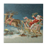 Azulejo De Cerâmica Santa Claus Christmas Antique Sleigh Reindeer<br><div class="desc">Papais noeis de Natal no seu trenó - Esta imagem é de um antigo cartão de Natal antigo dos anos 1800. Mostra papais noeis no trenó na véspera de Natal,  com suas renas e brinquedos!</div>