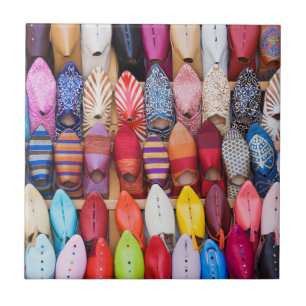 Azulejo De Cerâmica Sapatos expostos em uma loja nos souks