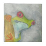 Azulejo De Cerâmica Sapo de árvore<br><div class="desc">Uma corda cortante que cutuca a cabeça por trás de um toco. O fundo texturizado de cinzas leves cria uma atmosfera pantanosa. Feito em aquarela.</div>