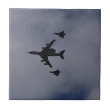Sentinela escoltado por Typhoons