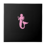 Azulejo De Cerâmica Sereia Oceano Glow_Pink-on-Black<br><div class="desc">Mostre o seu amor pelo oceano e toda sua majestade submarina com nossa atraente visão, Oceano Brilho, ícones marítimos, colecionáveis de Sereia rosa-em-preto, arte de azulejo de decoração caseira memorável. Para um presente ou guardião memorável, acesse seu belo azulejo com armações triviais ou caixas de presentes. Se você está se...</div>