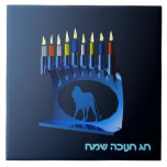 Azulejo De Cerâmica Shiny Blue Chanukkah Menorah<br><div class="desc">Uma menorah Chanukkah moderna,  metálica,  azul,  apresentando um leão na silhueta,  contra um fundo escuro,  noturno. Todas as nove velas estão acesas. O texto hebraico que lê "Chag Chanukkah Sameach" (Feliz Chanucá) também aparece em azul e branco brilhantes.</div>
