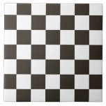 Azulejo De Cerâmica Sinalizador verificado (preto e branco) (Padrão do<br><div class="desc">Este design apresenta um sinalizador de verificação preto-e-branco que é normalmente usado em corridas motoras para indicar o acabamento. O sinalizador é frequentemente associado ao vencedor de uma corrida, já que eles são os primeiros a passar pelo sinalizador controlado. O padrão também pode ser visto como influenciado por um tabuleiro...</div>