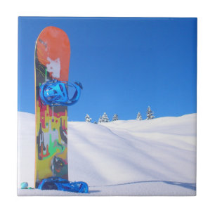 Azulejo De Cerâmica Snowboard em neve fresca, céu azul