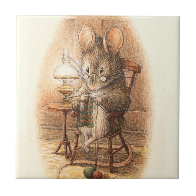 Azulejo De Cerâmica "Sra. Mouse Knitting" por Beatrix Potter (Frente)