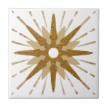 Azulejo De Cerâmica Starburst Dourado e branco a frio<br><div class="desc">Azulejo moderno com um grande estouro retrógrado ousado servindo de ponto focal, complementado por elementos modernos de design de estouro. Design celeste moderno em uma paleta de cor branca e dourada. Um design de uma coleção coordenadora. Projetado como um modelo, crie seu próprio design personalizado usando os campos fornecidos ou...</div>