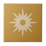 Azulejo De Cerâmica Starburst Moderno do Século médio | Ochre Dourado<br><div class="desc">Médio moderno do século com inspiração de design com um solteiro vintage retro starburst sobre um fundo de ouro ocre. Design simples e limpo moderno. Crie seu próprio azulejo personalizado carregando uma nova imagem ou use o botão "mensagem" para entrar em contato com o designer para obter ajuda. Para criar...</div>
