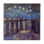 Azulejo De Cerâmica Starry Night Over the Rhone, por Vincent van Gogh<br><div class="desc">Starry Night Over The Rhone, por Vincent van Gogh, é uma pintura de paisagem marítima náutica de apos impressionismo de arte antiga. Uma visão marítima sobre a água do Rio Rhone à noite com estrelas no céu brilhando na reflexão. Sobre o artista: Vincent Willem van Gogh (1853-1890) foi um dos...</div>