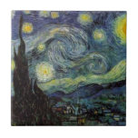 Azulejo De Cerâmica Starry Night - van Gogh<br><div class="desc">Da lâmpada do mineiro de Nuenen à que colocou em sua janela, seguindo a cena com Gauguin; da estrela da noite que notou em 1875 em Corot Olive Orchard à carta que escreveu ao irmão em agosto de 1888, na qual ele disse: "Algum dia ou outro você verá uma fotografia...</div>