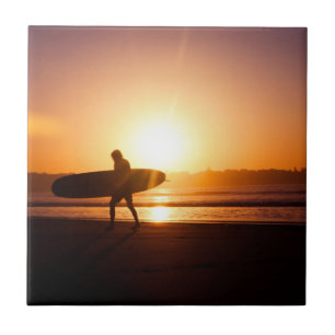 Azulejo De Cerâmica Surfista na praia no por do sol