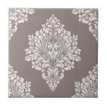 Azulejo De Cerâmica Taupe e Cream Damask<br><div class="desc">Uma cor damasco esticada e leve sobre fundo escura cria esse design de azulejo cerâmico surpreendente. Bonita para uma praça traseira da cozinha,  banheira do banheiro,  chá e azulejo de contrabando,  ou qualquer área (não para uso no exterior). CORRESPONDENDO a itens na nossa loja.</div>