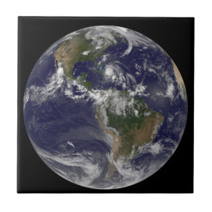 Azulejo De Cerâmica Terra De cheio Com O Furacão Irene Sobre As Bahama