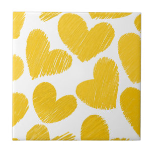 Azulejo De Cerâmica Teste padrão amarelo pastel feminino dos coraçõ
