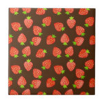 Azulejo De Cerâmica Teste padrão Brown bonito da fruta da morango ou<br><div class="desc">Este design bonito,  feminino do teste padrão da fruta da morango para foodies ou os amantes da fruta têm as morangos vermelhas feitas com um leve efeito do inclinação/aguarela. As morangos descansam em um fundo marrom customizável. Se você ama morangos,  este é o teste padrão bonito você.</div>