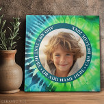 Azulejo De Cerâmica Tie Dye - 1 Foto - Texto Personalizado - Azul Verd<br><div class="desc">Foto de solteiro com fundo e borda coloridos. Adicione um nome e um ano para fazer uma manutenção de excelente.</div>