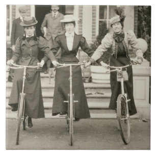 Azulejo De Cerâmica Três mulheres em bicicletas, 1900s adiantados