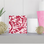 Azulejo De Cerâmica Triângulos Geométricos Brancos Cor-de-Rosa Magenta<br><div class="desc">Este azulejo cerâmico apresenta um padrão geométrico vibrante em tons magenta e rosa modernos,  perfeito para adicionar um salto de estilo moderno à sua casa. As cores são personalizáveis na ferramenta Design.</div>