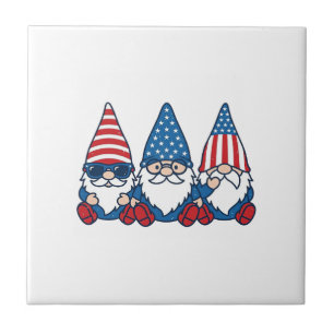 Azulejo De Cerâmica Trio de Gnome Patriótico Camisa Vintage Vetor Desi