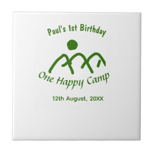 Azulejo De Cerâmica Um acampamento feliz montanha verde sol aniversári
