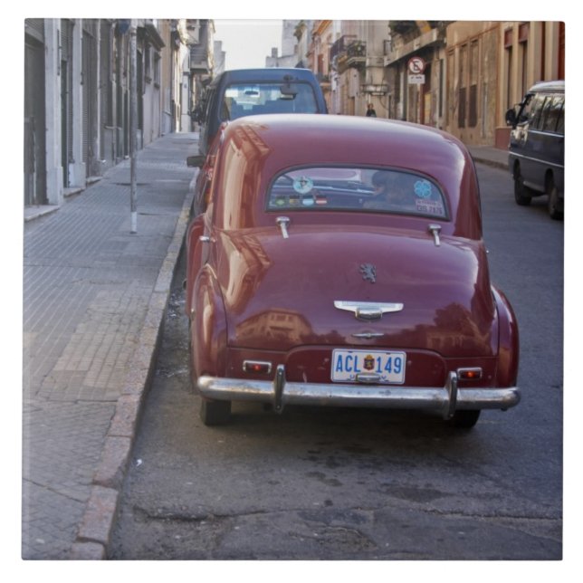 Azulejo De Cerâmica Um carro clássico de Peugeot vermelho estacionado  (Frente)