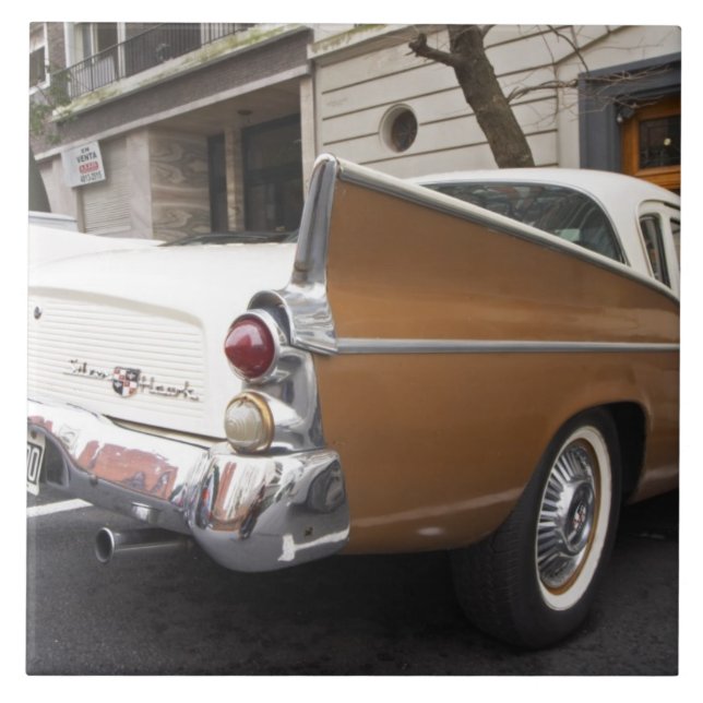 Azulejo De Cerâmica Um carro clássico Studebaker Silver Hawk estaciona (Frente)