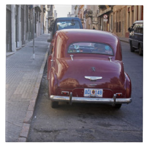 Azulejo De Cerâmica Um clássico carro Peugeot vermelho antigo estacion