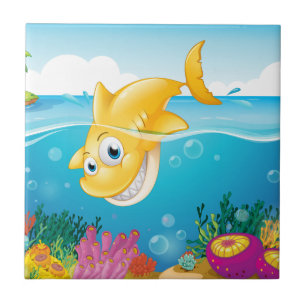 Azulejo De Cerâmica Um mergulho amarelo do tubarão no mar