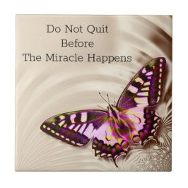 Azulejo De Cerâmica Uma borboleta cor-de-rosa sobre um fundo de natas