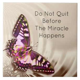 Azulejo De Cerâmica Uma borboleta rosa sobre um fundo de cetim creme