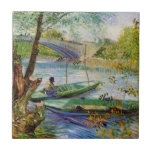 Azulejo De Cerâmica Van Gogh Pesca na Primavera, Pont de Clichy<br><div class="desc">Pescar na Primavera, o Pont de Clichy, de Vincent van Gogh, é uma pintura marítima de apos impressionismo fino, que apresenta um homem num barco a pescar no rio Sena na primavera, na ponte Pont de Clichy. Sobre o artista: Vincent Willem van Gogh era um pintor do Post Impressionista cujo...</div>