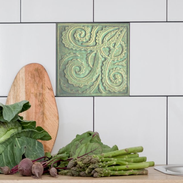 Azulejo de cerâmica verde de cabeça fria (Green Fiddlehead fern tile shown on a kitchen backsplash)