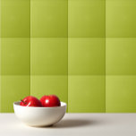 Azulejo De Cerâmica Verde de limão liso de cor sólida<br><div class="desc">Design verde de uvas de limão liso de cor sólida.</div>