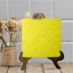 Azulejo De Cerâmica Vidro Amarelo Brilhante Textura Moderna Simples<br><div class="desc">Este azulejo cerâmico de aspecto esmaecido tem uma fissura falsa sobre um fundo amarelo brilhante. Parece uma peça feita à mão,  com artesanatos decorativos,  mas simples e neutro. Perfeito como sotaque sozinho ou combinado com outros motivos de azulejo em uma instalação de backsplash. Arte e design de Tuzi Williams.</div>
