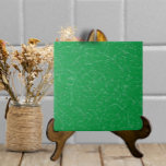 Azulejo De Cerâmica Vidro Verde Brilhante Textura Moderna Simples<br><div class="desc">Este azulejo cerâmico de aspecto de vidro estalado tem uma fissura falsa sobre um fundo verde brilhante de giz primitivo. Parece uma peça feita à mão, com artesanatos decorativos, mas simples e neutro. Perfeito como sotaque sozinho ou combinado com outros motivos de azulejo em uma instalação de backsplash. Arte e...</div>