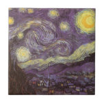 Azulejo De Cerâmica Vincent van Gogh - Noite Estrelada<br><div class="desc">Starry Night (1889), por Vincent van Gogh, é um apos impressionismo de pintura paisagística de arte. Uma vista de uma cidade num vale à noite com as nuvens a girar, as estrelas a brilhar e uma bela lua ouro amarela. Foi pintado durante o dia pela memória e é a pintura...</div>