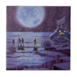Azulejo De Cerâmica Vintage Science Ficting Earth Rover Aliens na Lua<br><div class="desc">Ilustração vintage de aliens futuristas e robôs de ficção científica apresentando um clássico design de quadrinhos de 50. Design de ficção científica retrô com astronautas alienígenas em um planeta estrangeiro com veículo espacial, lunar ou lua e olhando para a Terra e o espaço exterior e acenando. Um céu escuro com...</div>