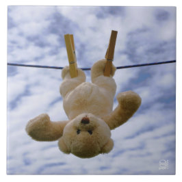 Azulejo De Cerâmica Waslijn met knuffelbeer die hangt te drogen.