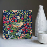 Azulejo De Cerâmica William Morris Strawberry Thief<br><div class="desc">William Morris Strawberry Thief Design. Adicione seu texto de etiqueta! William Morris era um designer de têxteis inglês, artista, escritor e socialista associado à Irmandade Pré-Raphaelita e ao Movimento de Artes e Artesanatos Britânicos. Ele fundou uma empresa de design em parceria com o artista Edward Burne-Jones, e o poeta e...</div>