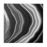 Azulejo de efeito agitado de mármore preto-branco<br><div class="desc">Este azulejo moderno apresenta uma sofisticada mistura de preto, branco e cinzas em um efeito de mármore inspirado em um agato de greve. Com o abstrato, linhas fluentes, ele traz elegante textura de pedra e uma paleta monocromática para qualquer espaço. Perfeito para banheiros de luxo ou interiores contemporâneos que buscam...</div>