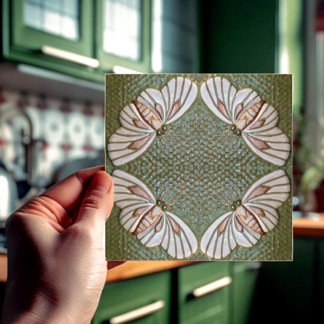 Azulejo de traje cerâmico decorativo (Green and white moth tile. Four moths form a wreath design on this unusual original ceramic tile.)