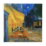 Azulejo do terraço de Van Gogh Café<br><div class="desc">Azulejo do terraço de Van Gogh Café. Pintura a óleo em canvas desde 1888. A arquitectura da cidade a mais comemorada de Van Gogh, Café Terraço Lugar du Fórum Arles, captura belamente a vida noturno francesa no final do século XIX. Um grande presente para fãs de Van Gogh, de cafés,...</div>