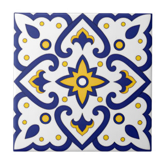 azulejos brancos e dourados