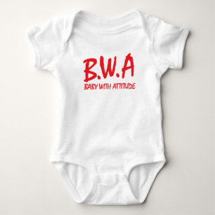 B.W.A. Bebê com design do t-shirt da atitude